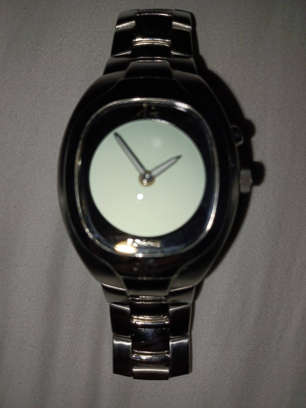 Fossil dragon watch new battery good time keeping. Digital display not working.